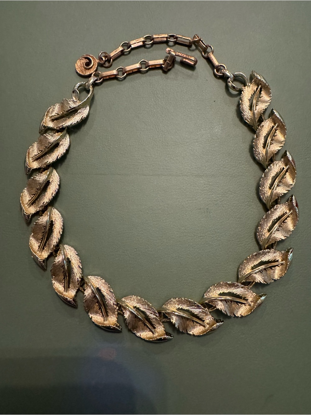 Vintage 1950s Signed LISNER Gold Tone Leaf Link Choker Necklace Mid Century